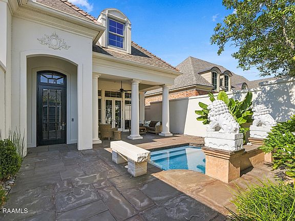 3rd image of 301 Oakleaf Dr