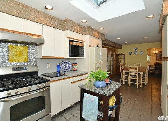 5th image of 34 Compton St