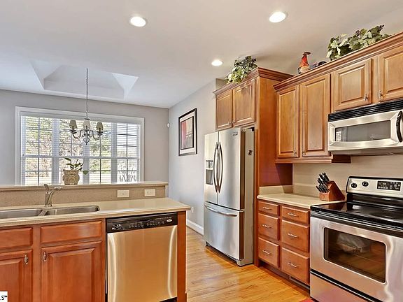 3rd image of 102 Holland Trace Cir