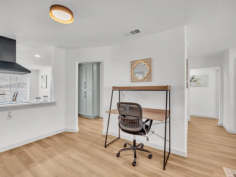 2204 Delwin Cir — Photo 11