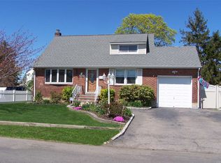 112 34th St, Lindenhurst, NY 11757