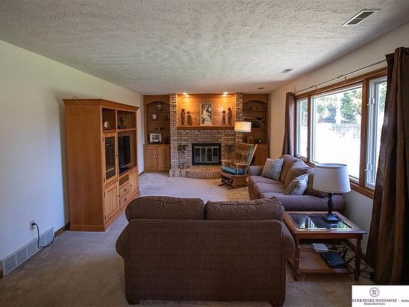 3rd image of 907 Sterling Dr