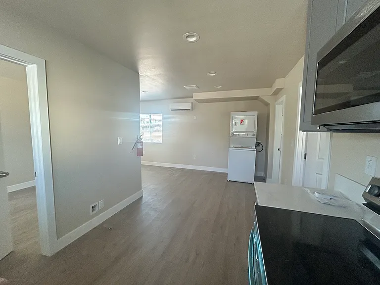 911 E 6th St #921 — Photo 19
