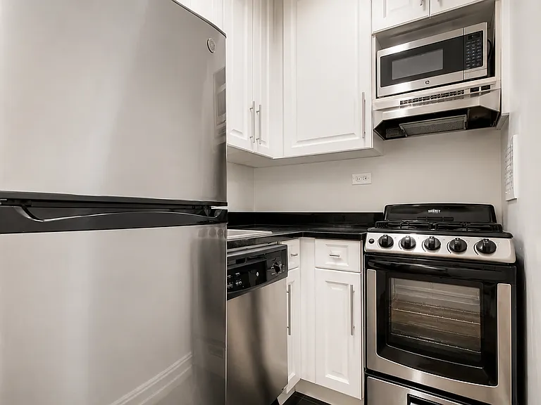 151 W 16th St #LD — Photo 1