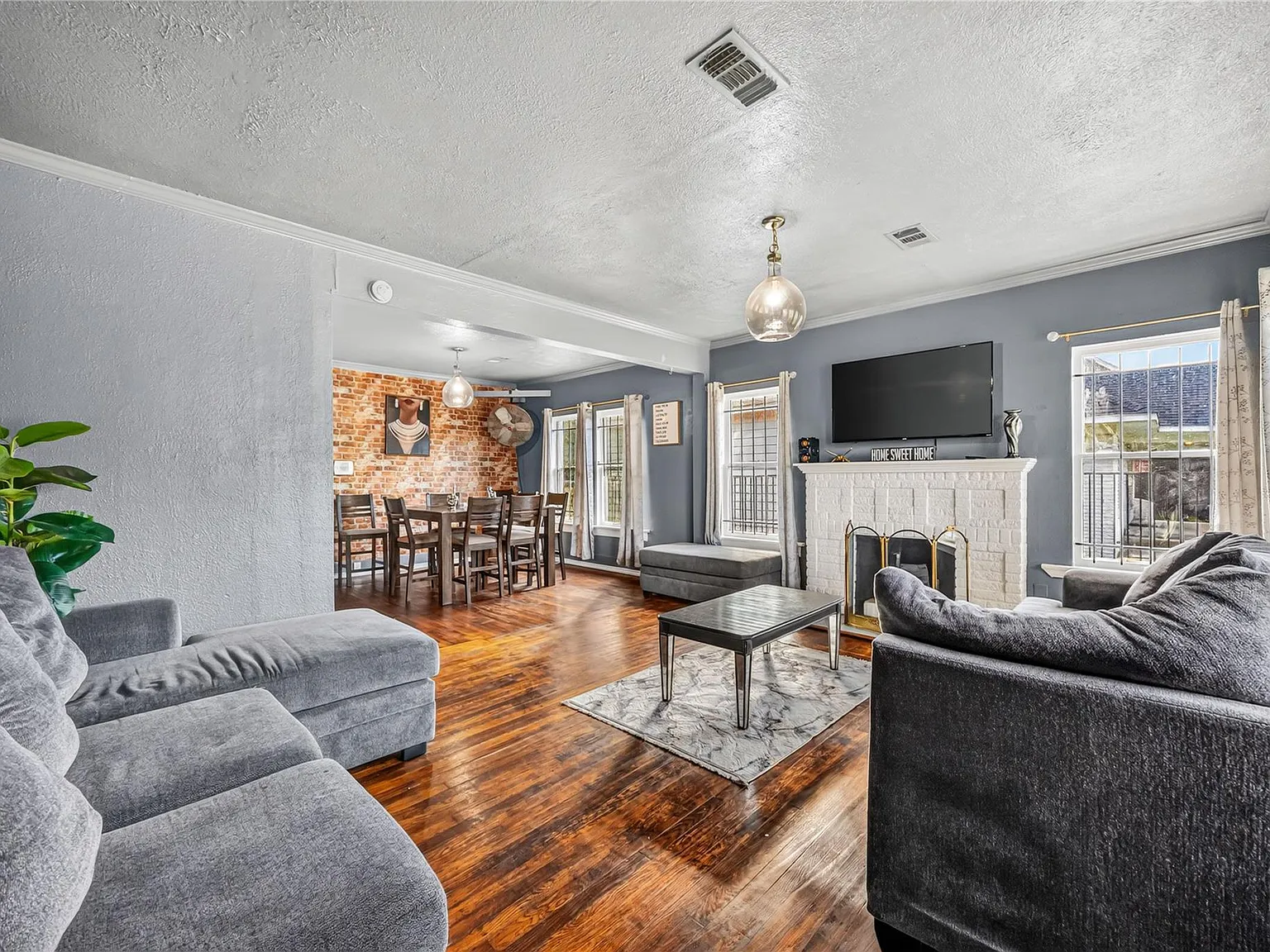 2 bed, 1.0 bath, 1242 sqft, $2,000 — Photo 3