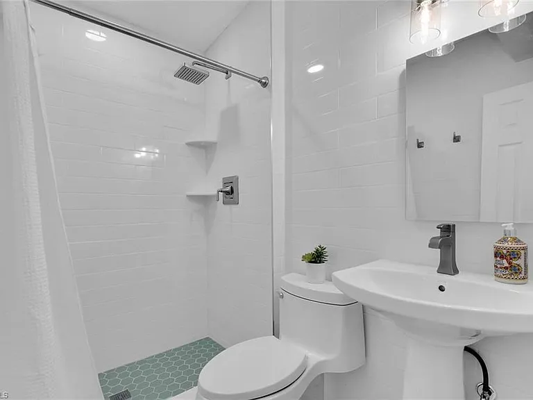 2048 Holiday Ln — Photo 15