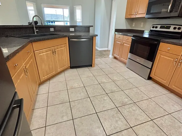 1405 Trafalgar Pkwy — Photo 12