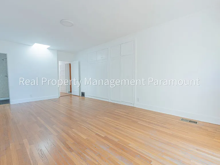 1929 N Berendo St — Photo 33