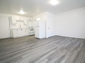 58 Queen St W