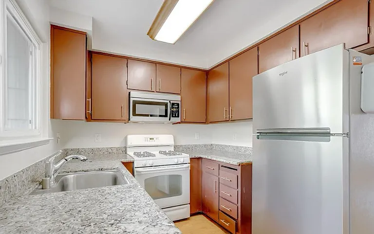 1070 Spring Valley Cmn — Photo 7