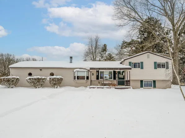 1420 Country Club Dr, Niles, MI 49120