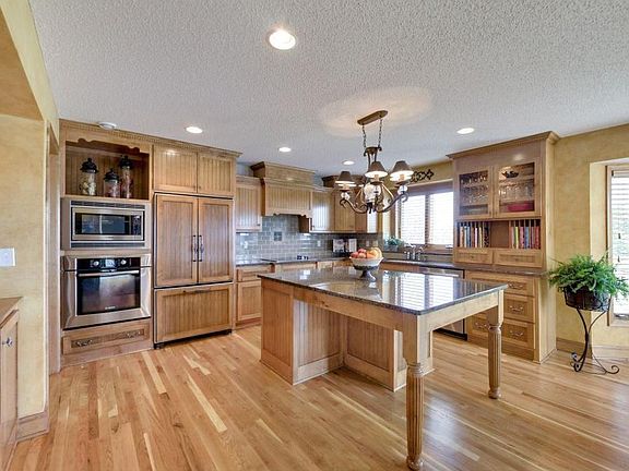 5th image of 15891 Saint Andrews Ln