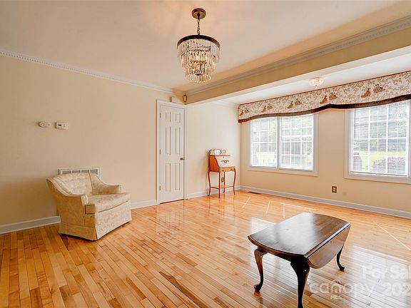 3rd image of 1184 Cambridge Dr