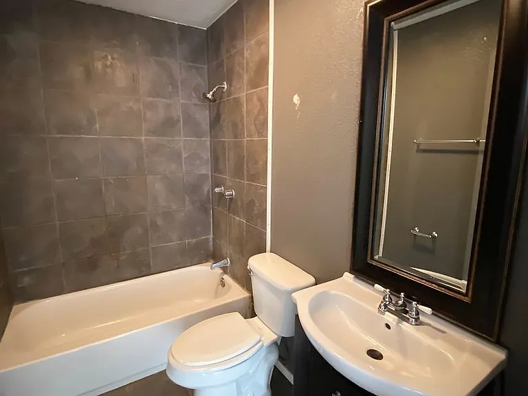 225 Saint Johns St — Photo 5