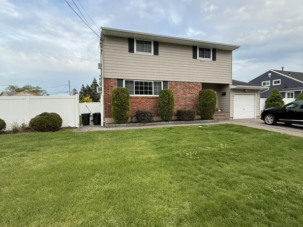 25 Wilshire Dr #1, North Babylon, NY 11703