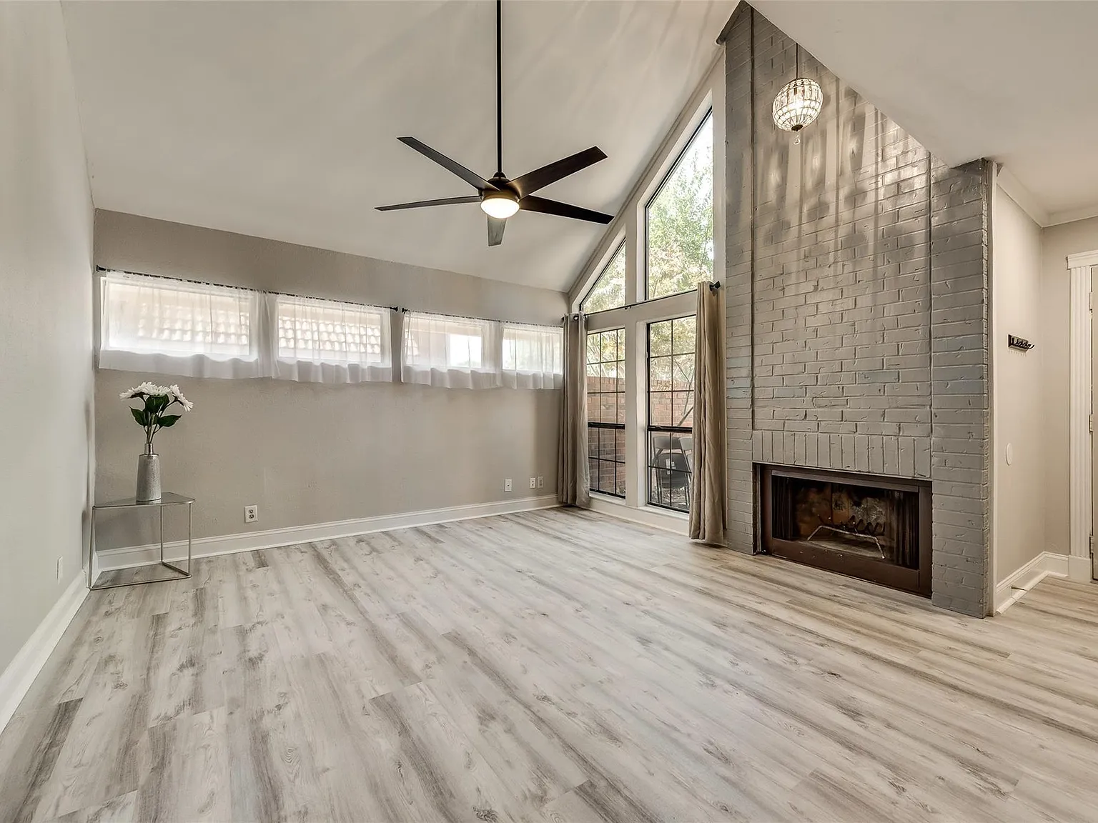 1 bed, 1.5 bath, 821 sqft, $1,495 — Photo 2