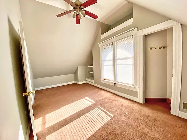 2925 N Maryland Ave — Photo 11