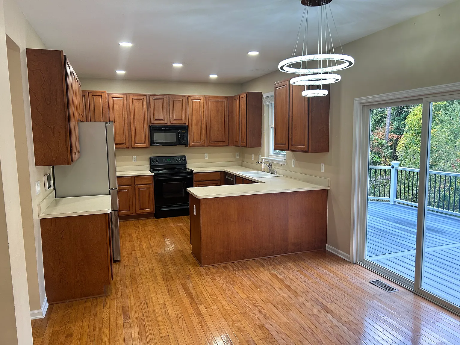 4 bed, 3.5 bath, 2570 sqft, $3,500 — Photo 3