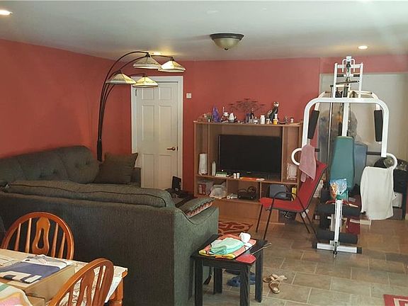 3rd image of 131 Montgomery St