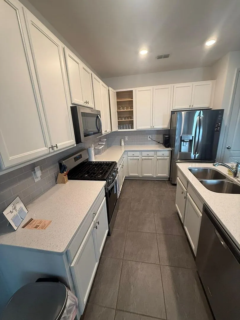 Charming 2BR Townhome in Davenport — Photo 3