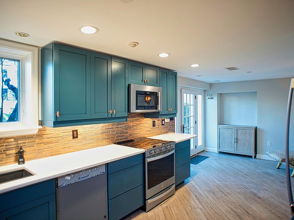 The kitchen and entry space