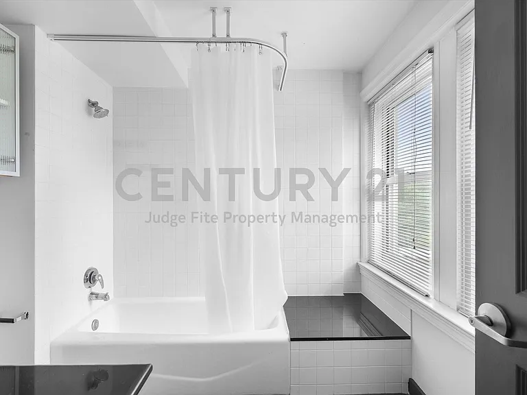 329 E Colorado Blvd #202 — Photo 10