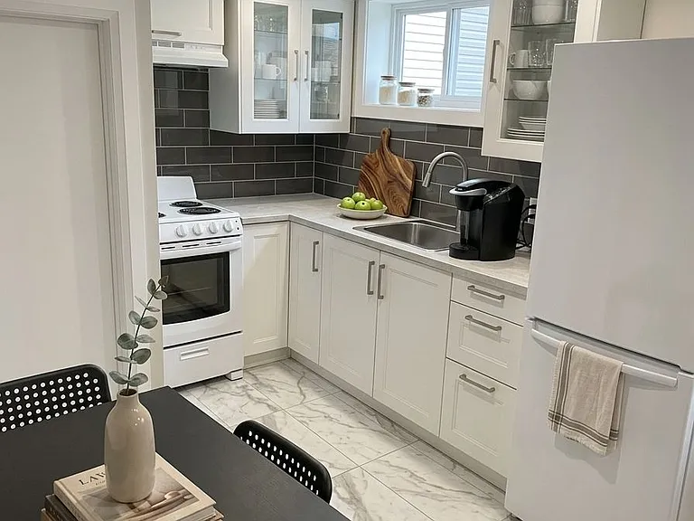 237 Lakeshore Rd E #7 — Photo 1