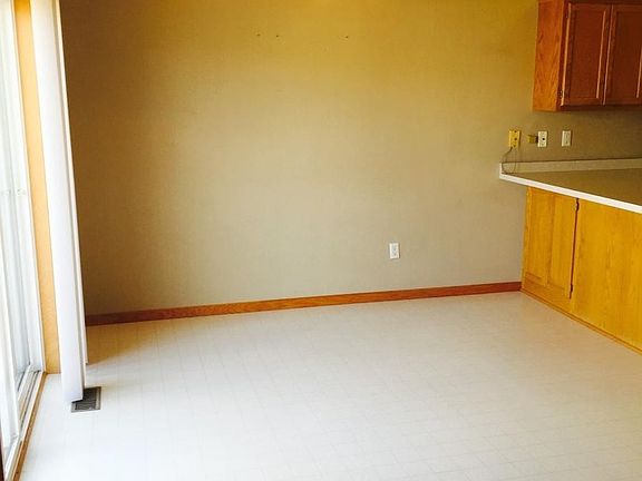 5th image of 18442 English Ave