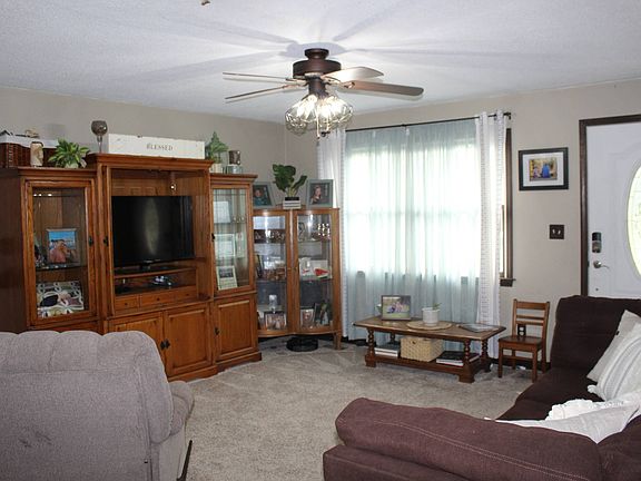 3rd image of 9 Hickory Ln