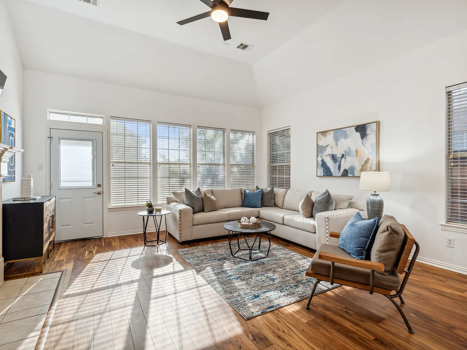4 bed, 2318 sqft, $3,524 — Photo 3