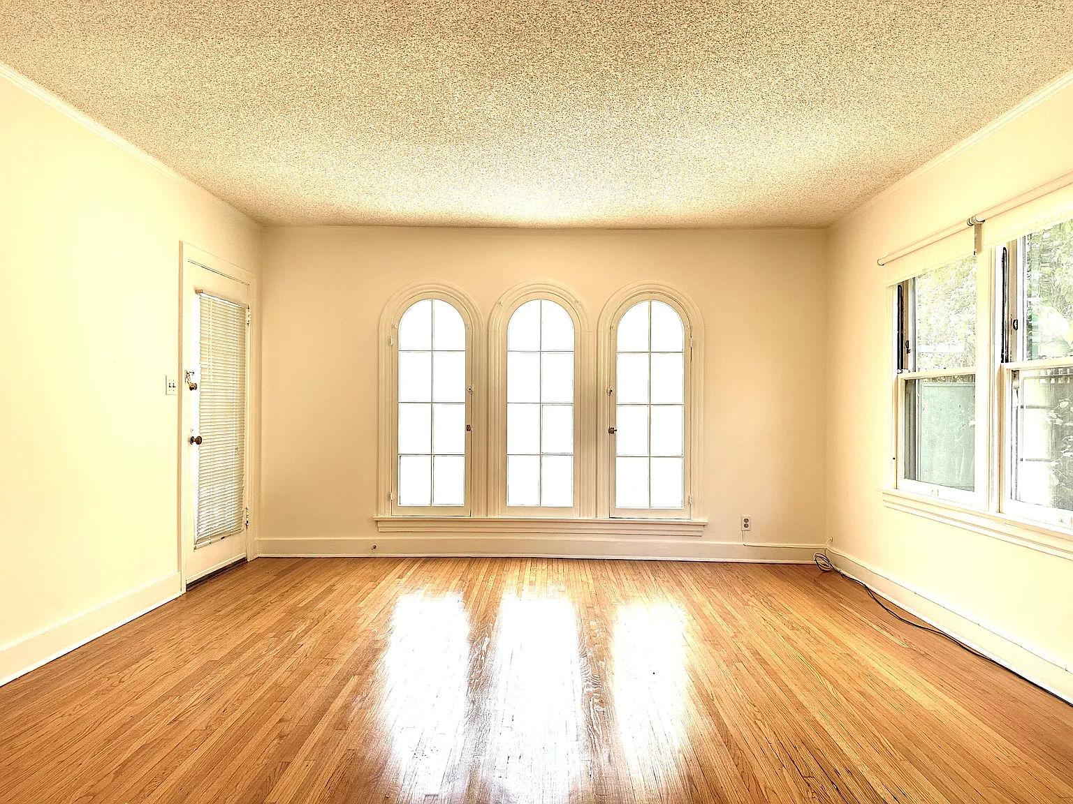 1138 N Gardner St — Photo 1