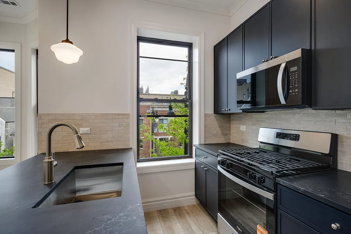 Building Photo - 1710 W Belmont Ave #301
