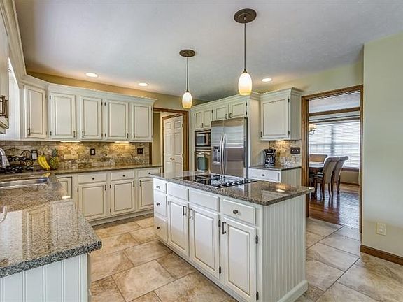 5th image of 208 Babington Ct