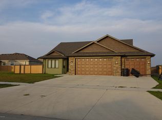 5915 Wydown Dr, Grand Forks, ND 58201