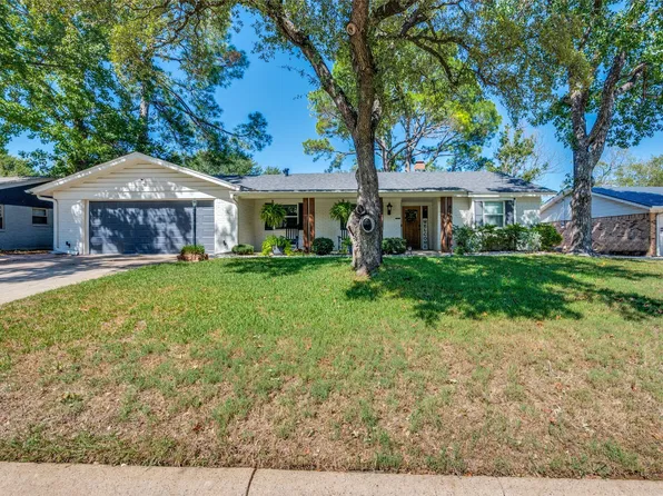 820 Overhill Dr, Hurst, TX 76053