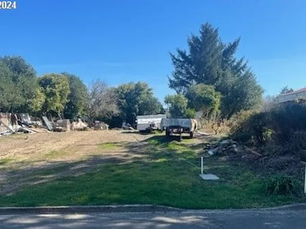 562 Hemlock St, Florence, OR 97439