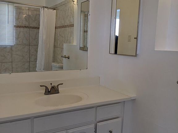 4th image of 617 E Buckthorn St APT 1