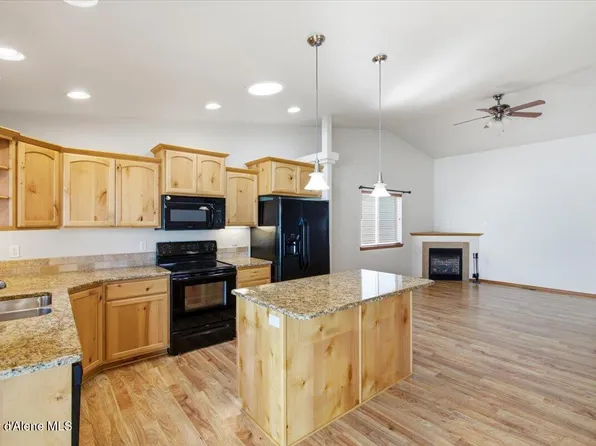 8745 W Zion St, Rathdrum, ID 83858