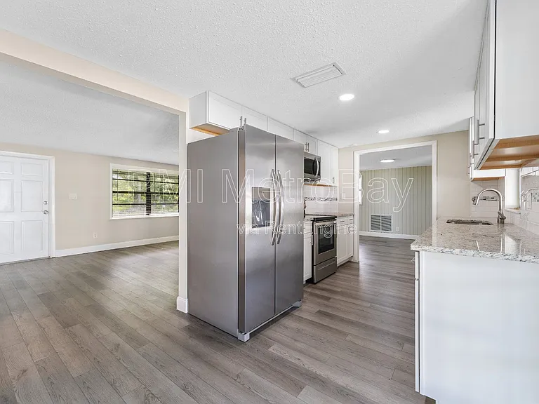 6121 N Falkenburg Rd — Photo 19