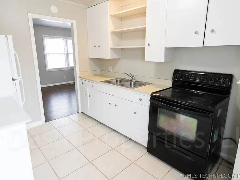 3724 S Knoxville Ave — Photo 9