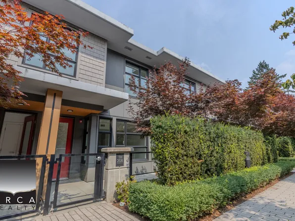 1055 Ridgewood Dr #208, North Vancouver, BC V7R 0A6