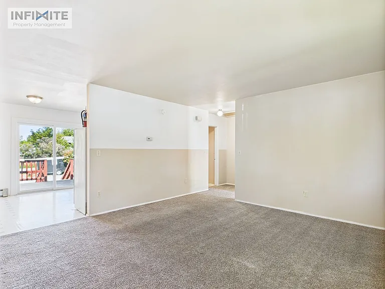 323 N 16th Ave — Photo 2