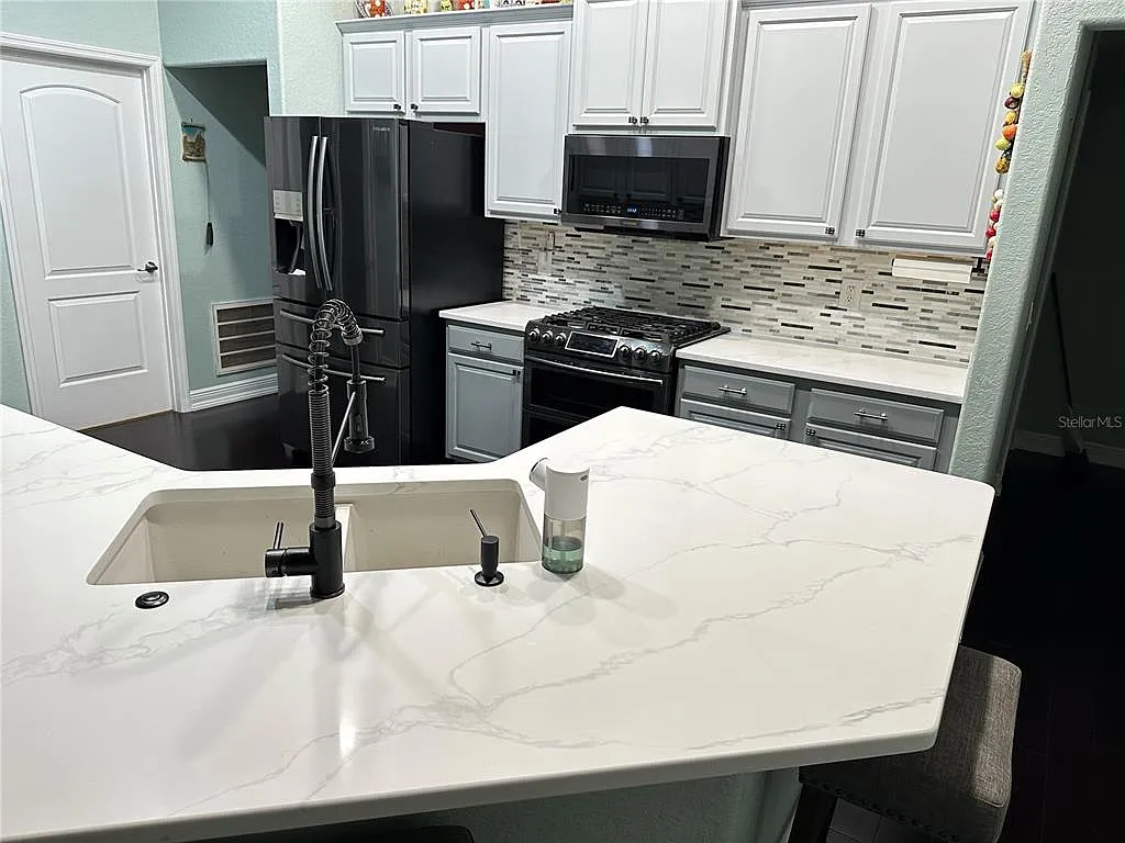 4 bed, 2.0 bath, 2333 sqft, $2,400 — Photo 2