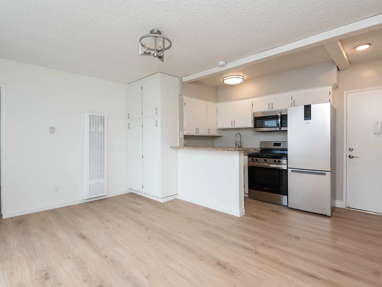 1 bed, 430 sqft, $2,300 — Photo 2