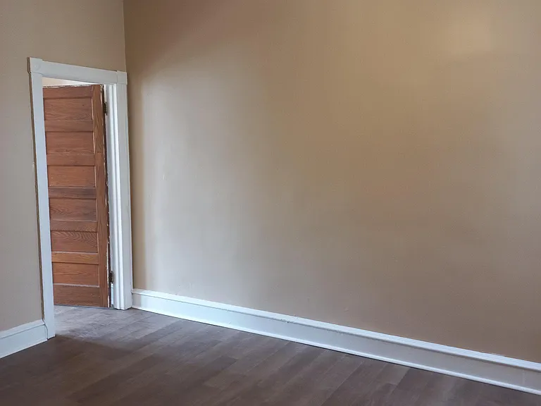 Middle bedroom