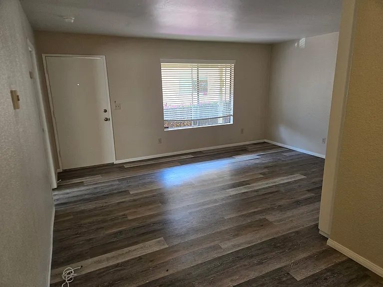 1425 Essex St — Photo 5