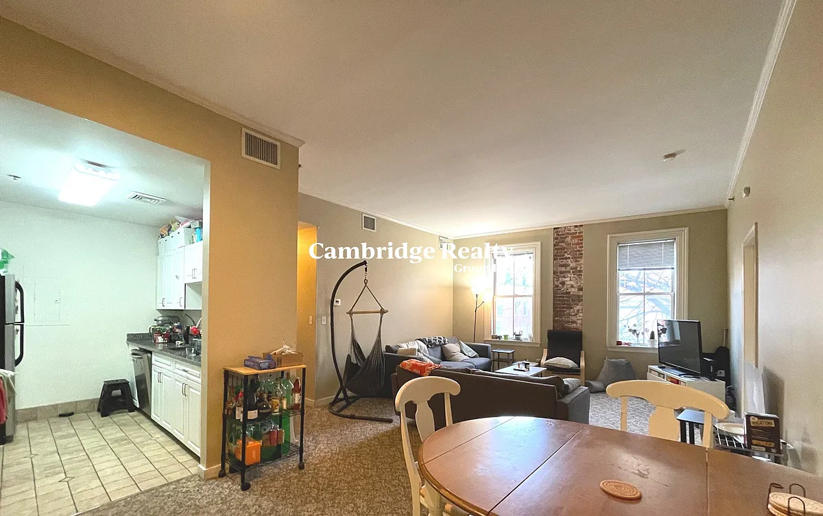 Building Photo - 4 Davis Ave #3T