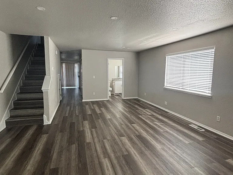 814 SE 9th St — Photo 3