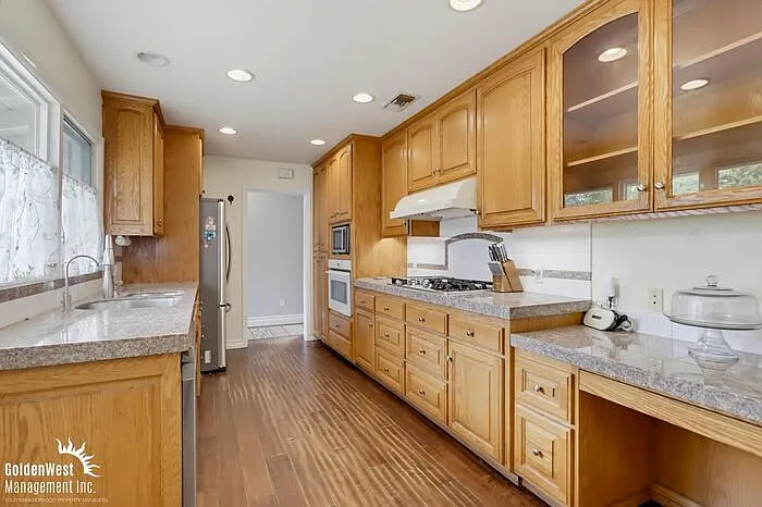 4 bed, 3.0 bath, 1924 sqft, $5,100 — Photo 2