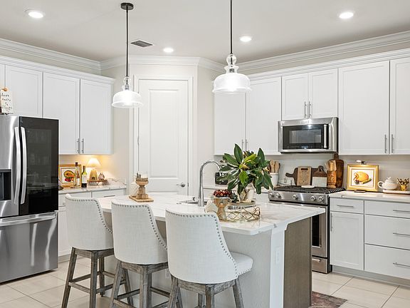 4th image of 373 SE Filoli Drive